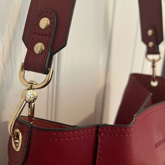 Bostonian Red Shoulder Bag with Structured Design - Picture 8 of 16